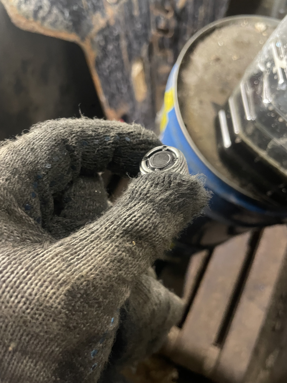 Нижняя пробка магнитная, на ней был большой нарост продуктов износа, но без стружки. К сожалению, я на автомате всё сразу снял и растёр пальцами на пробу стружки. На пробке редуктора столько не было. Видимо ещё дольше не меняли… — Suzuki SX4 (1G)