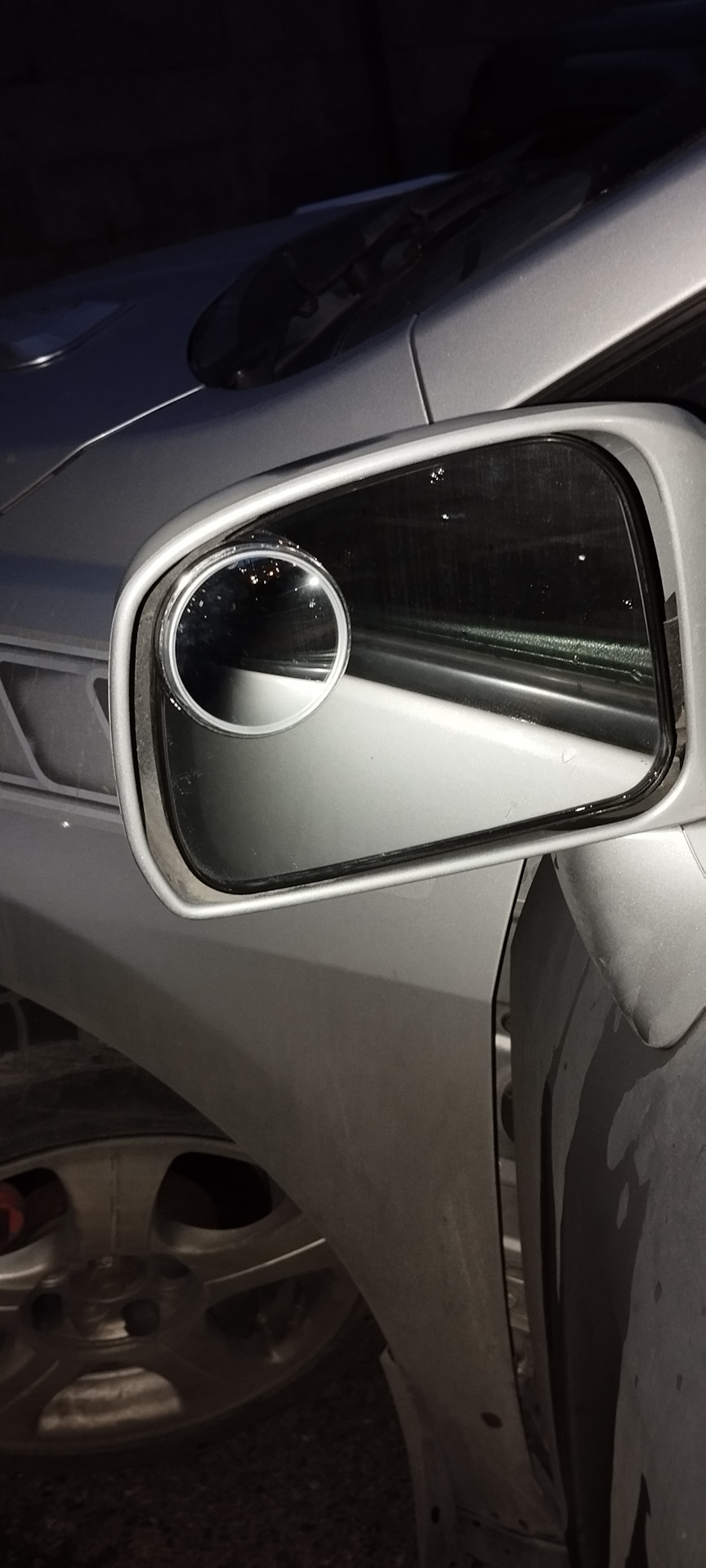 Дополнительное зеркало слепой зоны. — Nissan Versa, 1,8 л, 2009 года ...