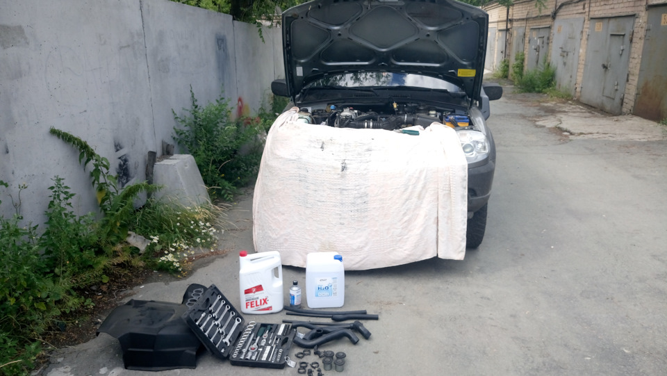 В июле 2018 года замена ОЖ и старых, ещё заводских шлангов и первой пробой пружинных хомутов с промывкой системы Лавром и водой — Chevrolet Niva (1G)