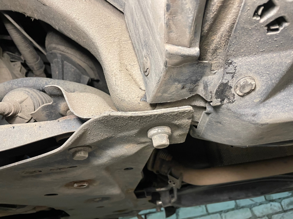 Нижний болт подрамника — Suzuki Vitara (4G)