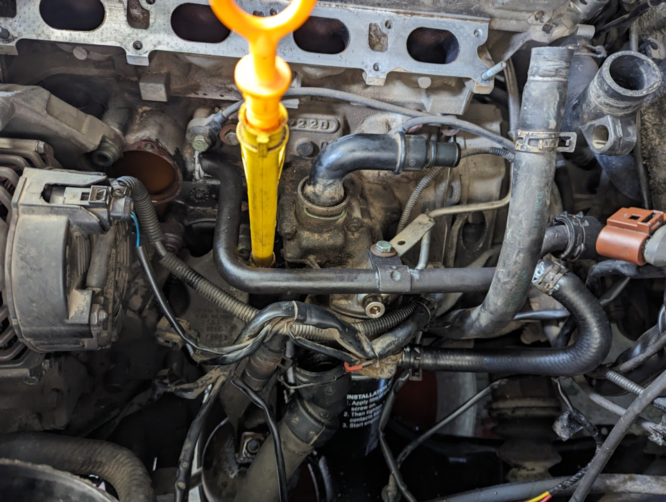 Снимаем старую трубку, вынимаем хитрую заглушку из блока, на её место ставим 06B121065AC — Audi A4 (B6). Запчасти на фото: 06B121065AC