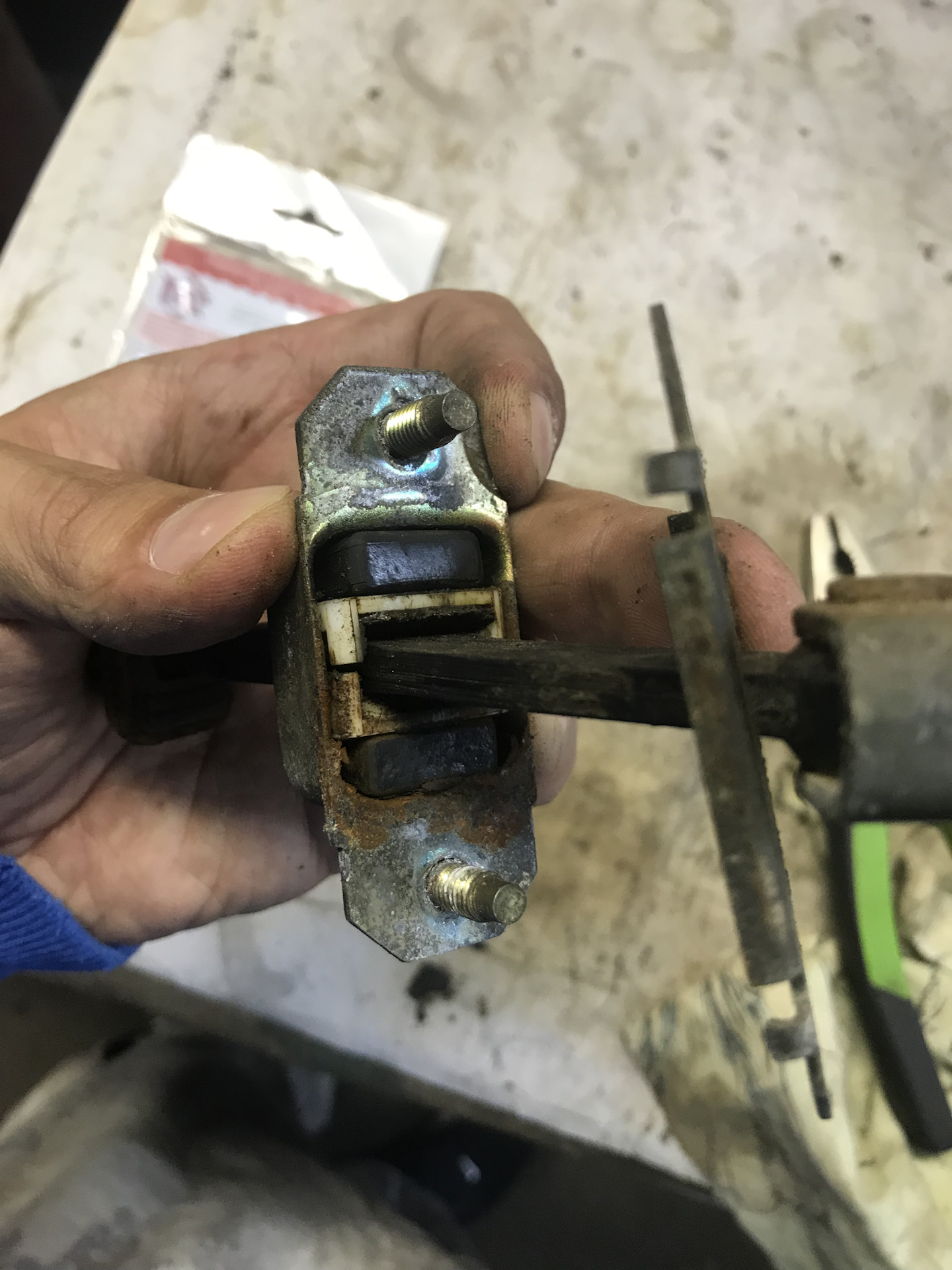 как поменять фиксатор двери