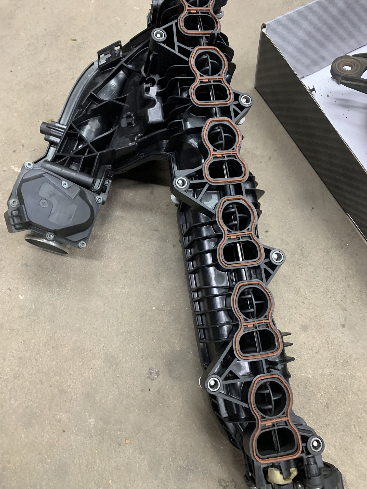 Коллектор бмв n57. Bmw b47 впускной коллектор. Сажа на коллекторе n57. Впускной коллектор n57. Audi q5 рулевая рейка.