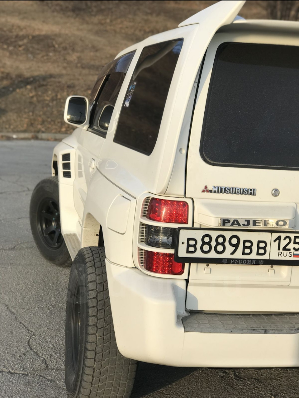 Спойлер на паджеро 2. Mitsubishi Pajero Evolution 1997. Mitsubishi Pajero EVO 1997. Спойлер Паджеро 2. Спойлер Mitsubishi Pajero 2.