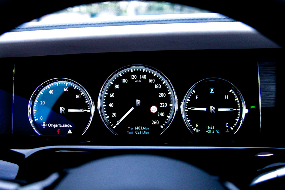 Автомобиль открытые двери rolls royce