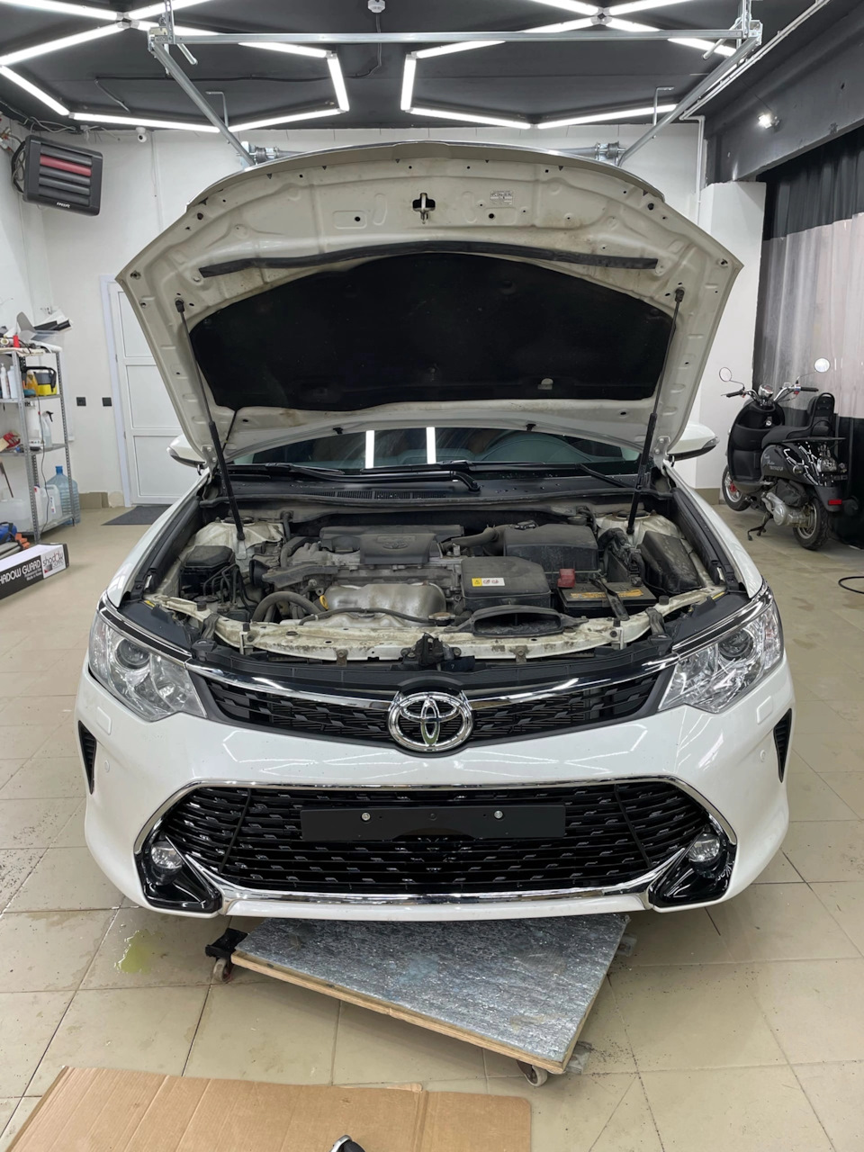 Установка решёток от рестайлинга 2/ Toyota Camry55 — Toyota Camry (XV50),  2,5 л, 2017 года | аксессуары | DRIVE2