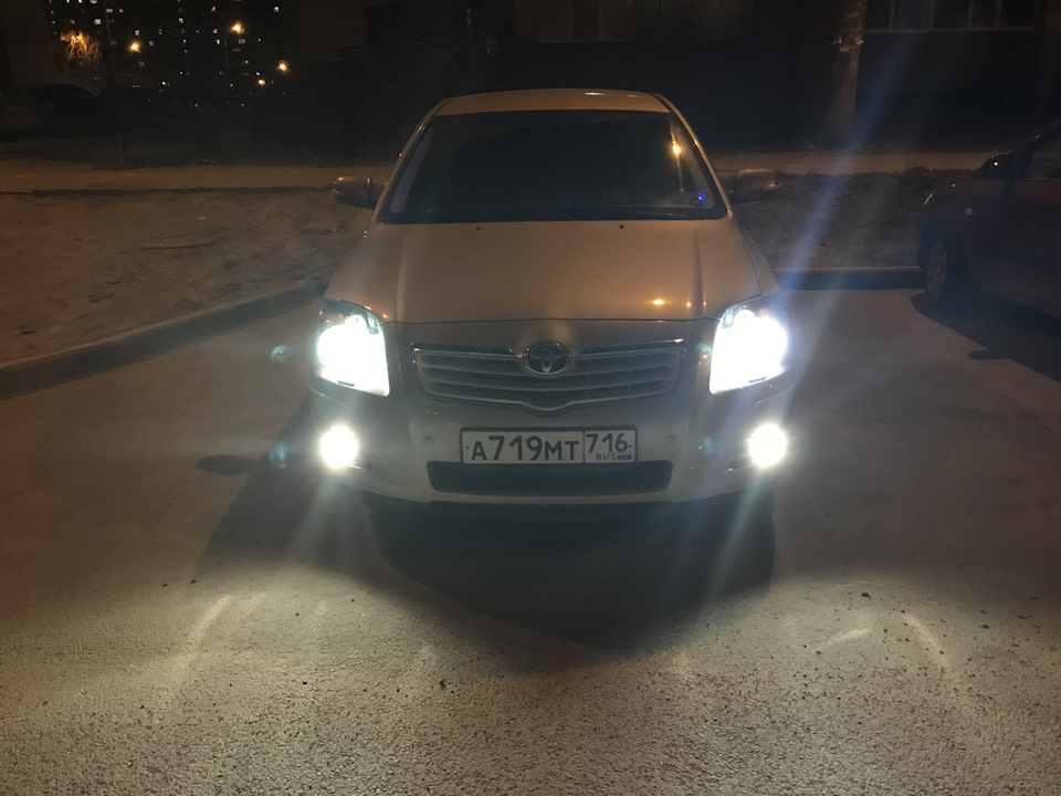 Тойота авенсис 2 как заменить лампочку противотуманки