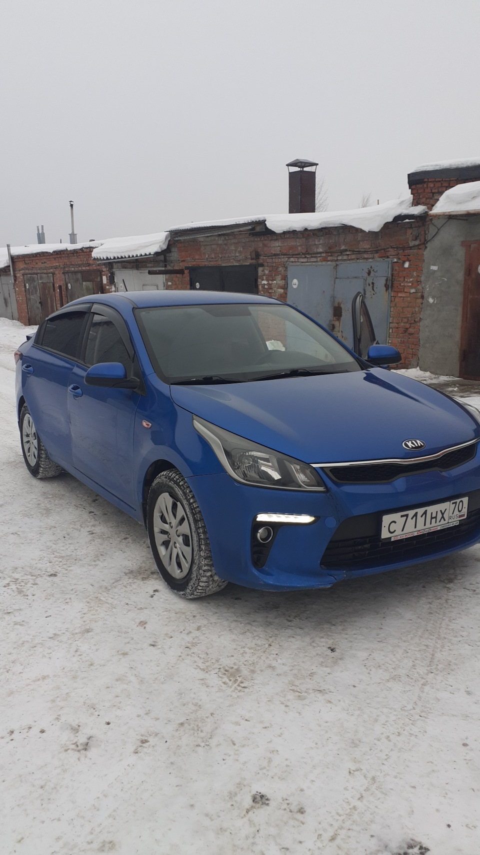 кричит в телефон. звонок в дурку. прикольный чувак с телефоном. девушка со смартфоном. веселый мужик с телефоном.