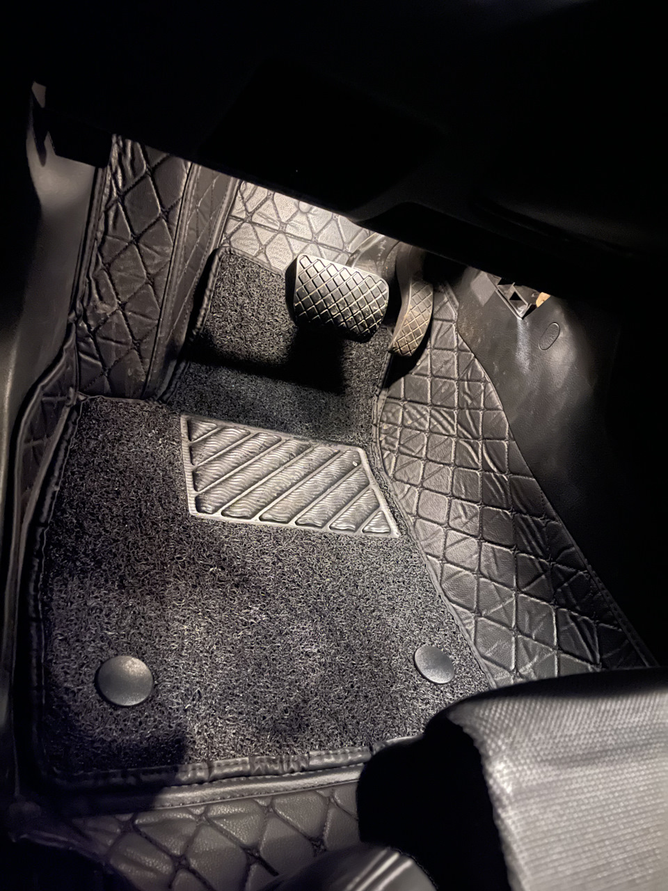 Ковры из эко кожи. — Audi A4 (B7), 2 л, 2008 года | аксессуары | DRIVE2