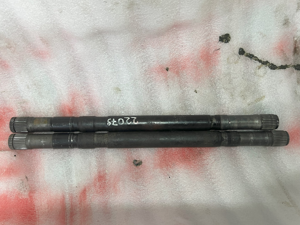 Правые палки, сверху от 34 кузова оказалась короче😮, снизу с 32 — Nissan Laurel (C35)