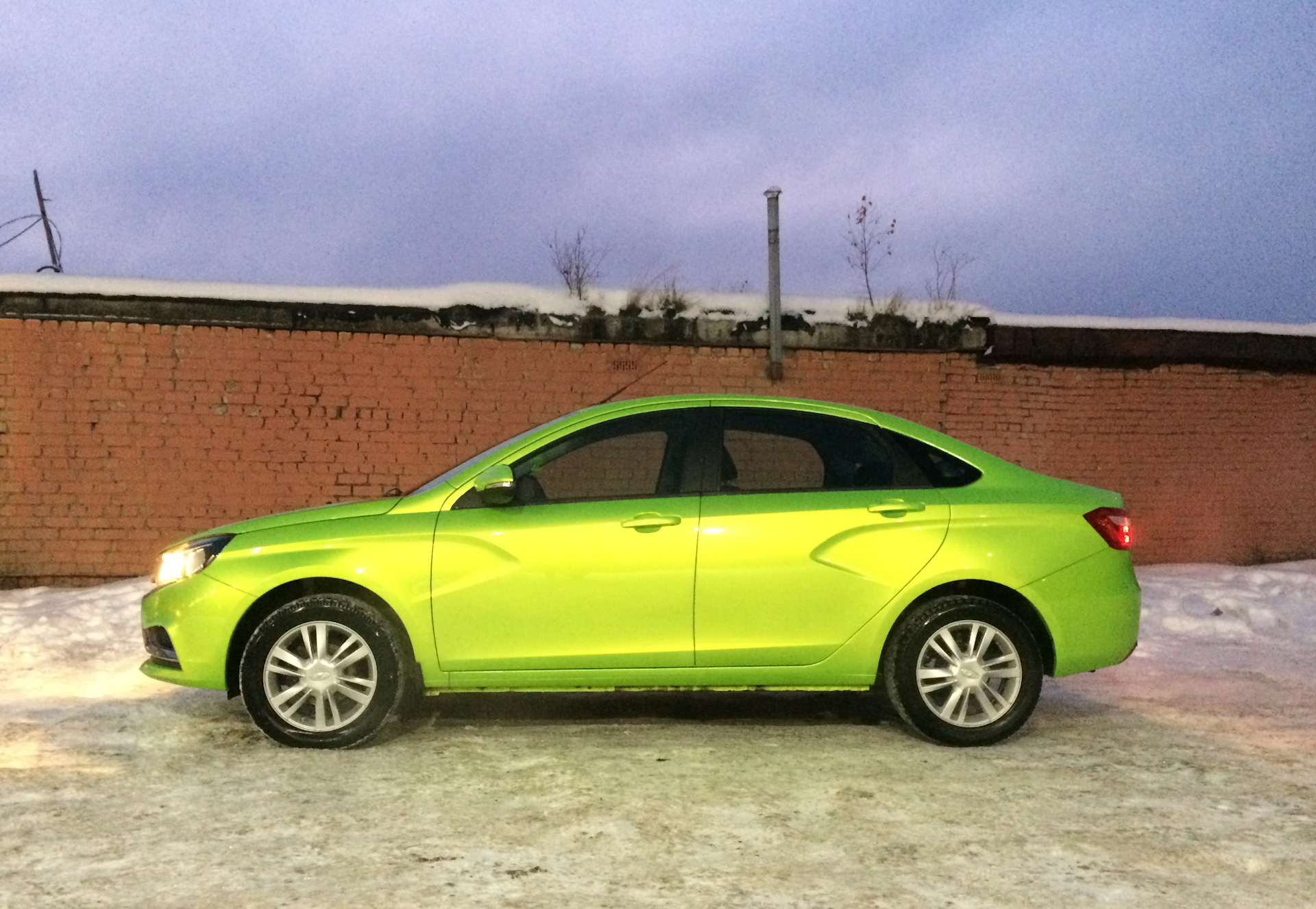 Диски лады весты. Лада Веста диски игуана 15. Игуана r17 Lada Vesta. Лада Веста кросс лайм. Диски игуана 17 на Весту.