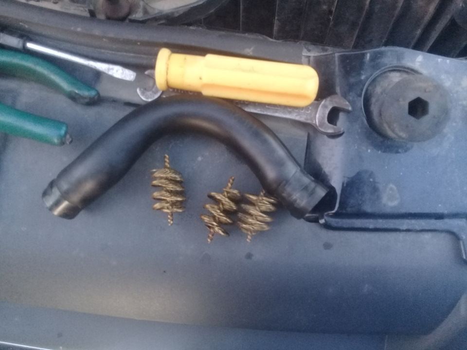 Устранение масла в гофре — Lada Гранта, 1,6 л, 2014 года | своими ...