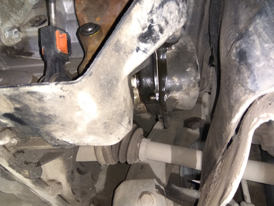 форд фокус 3 уходит антифриз течи не видно. 6. течет масло с датчика фокус 2. течет масло форд фокус. форд фокус 2 1,6 100 течет масло.