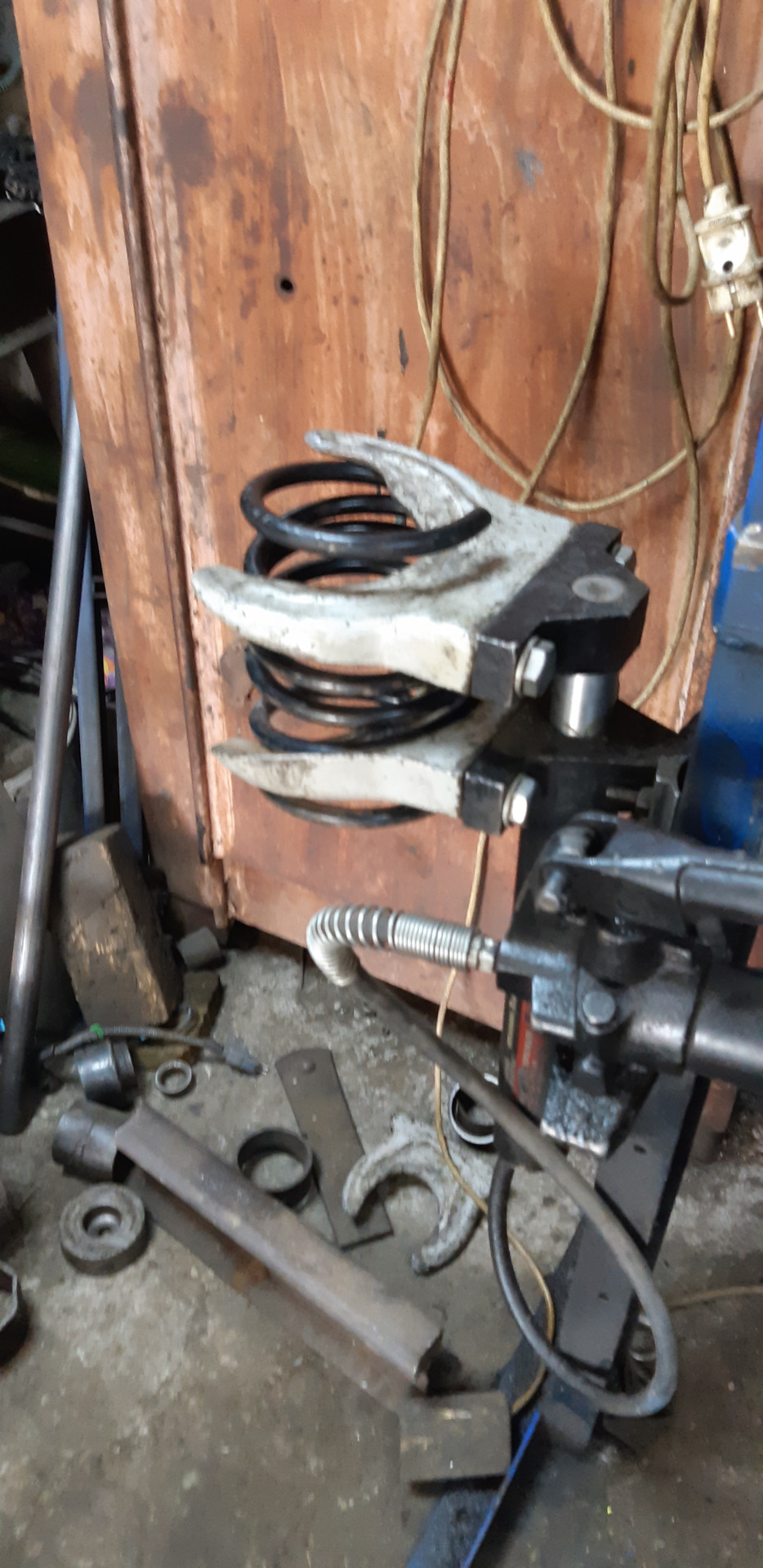 20 Сжать надо до такого состояния, что бы закрутить амортизатор при вставленной пружине шток должен подняться — BMW 5 series (E34)