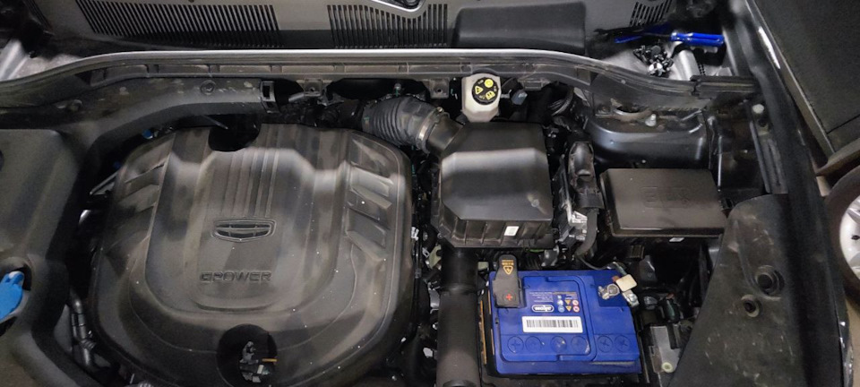 Моторный отсек без правой декоративной крышки — Geely Atlas Pro