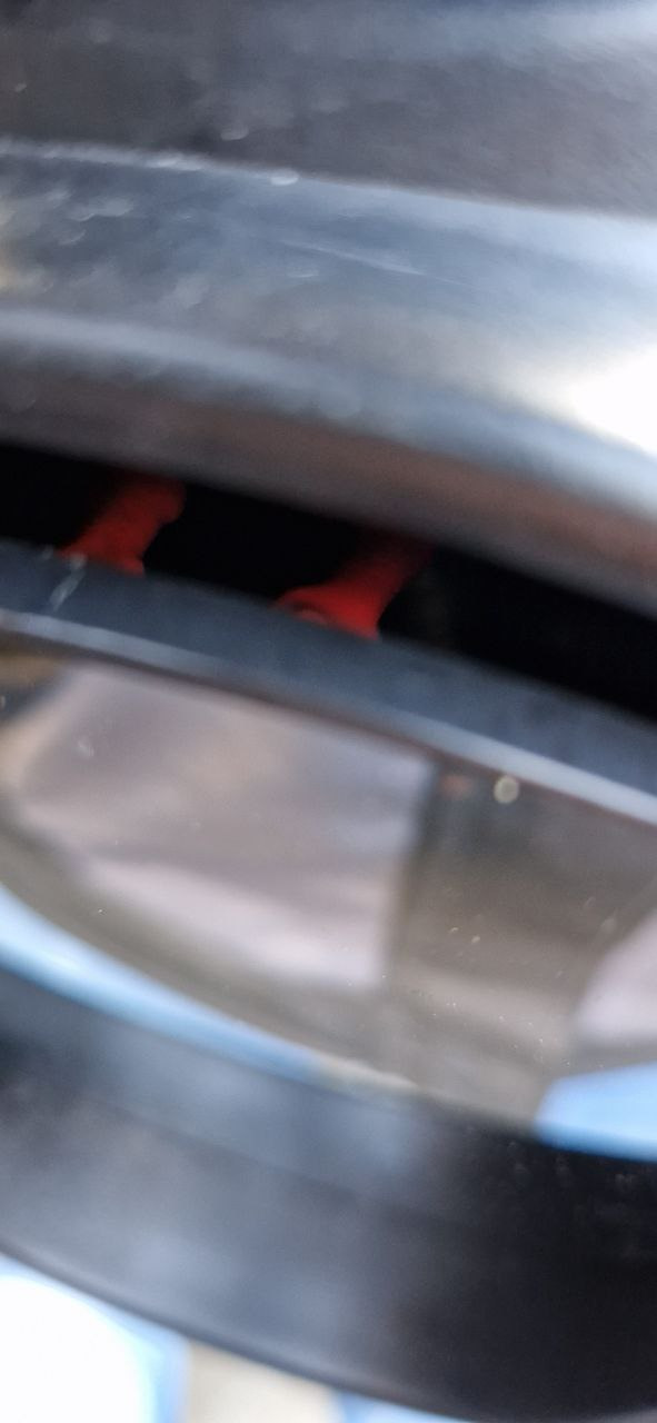 Виднеются контакты питания зеркала — Dacia Logan (1G)