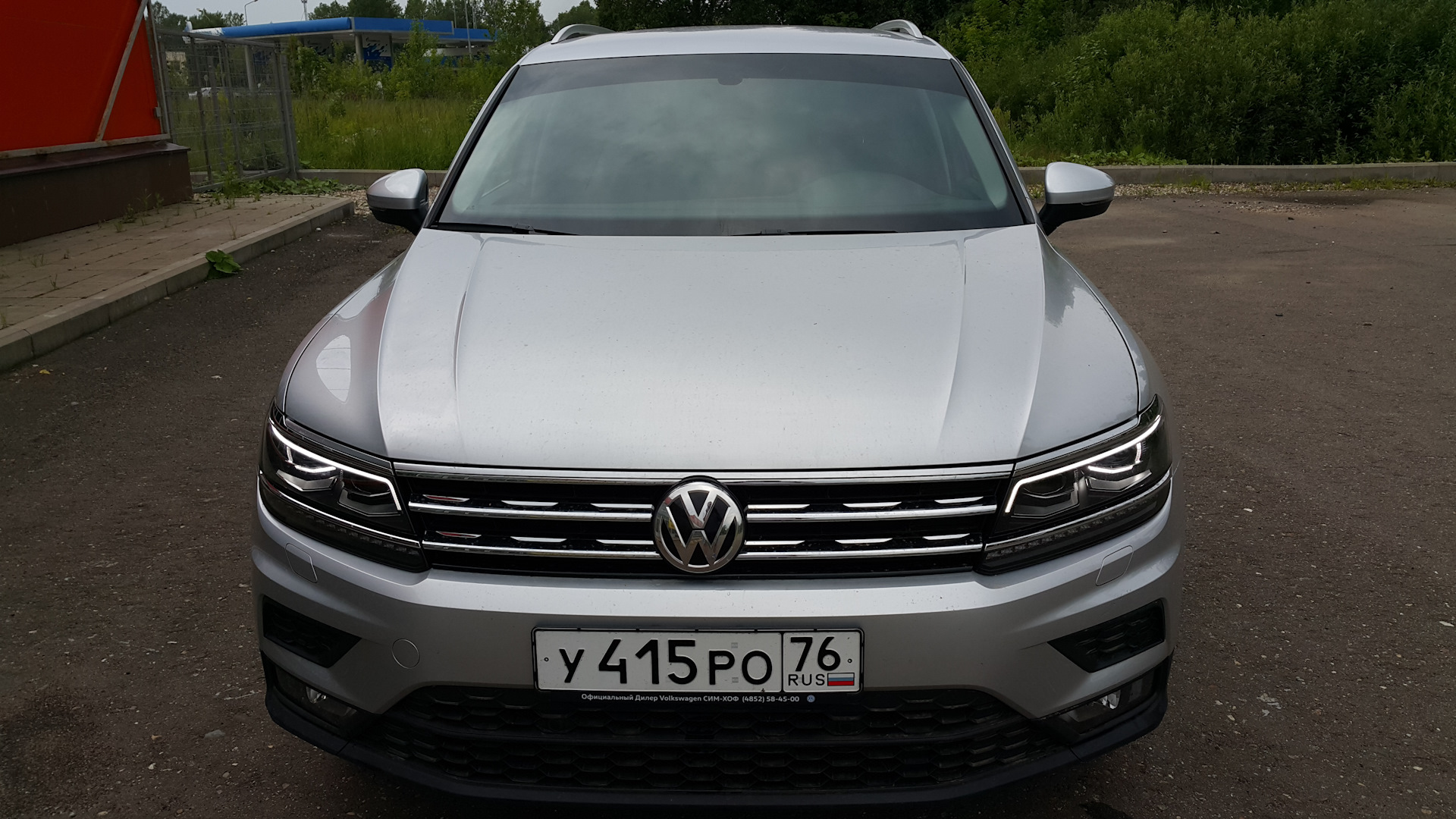 Тигуан лобовое. Tiguan 2 лобовое. Тигуан 2 полоса. Тигуан 2 полоса на лобовое. Атермальное стекло Тигуан 2018.