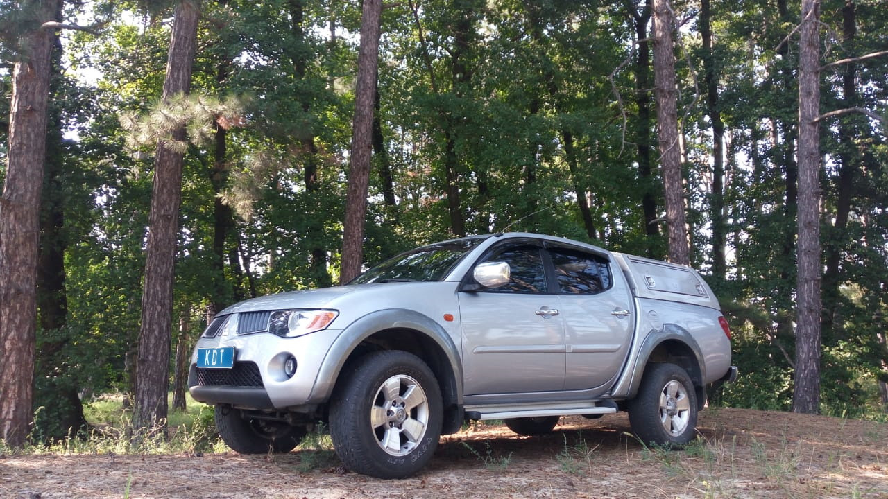 Л 200 1. Mitsubishi l200 1 поколения. Mitsubishi l200 2 поколение. Митсубиси л200 1 поколение. Митсубиси l200 2 поколение кунг.