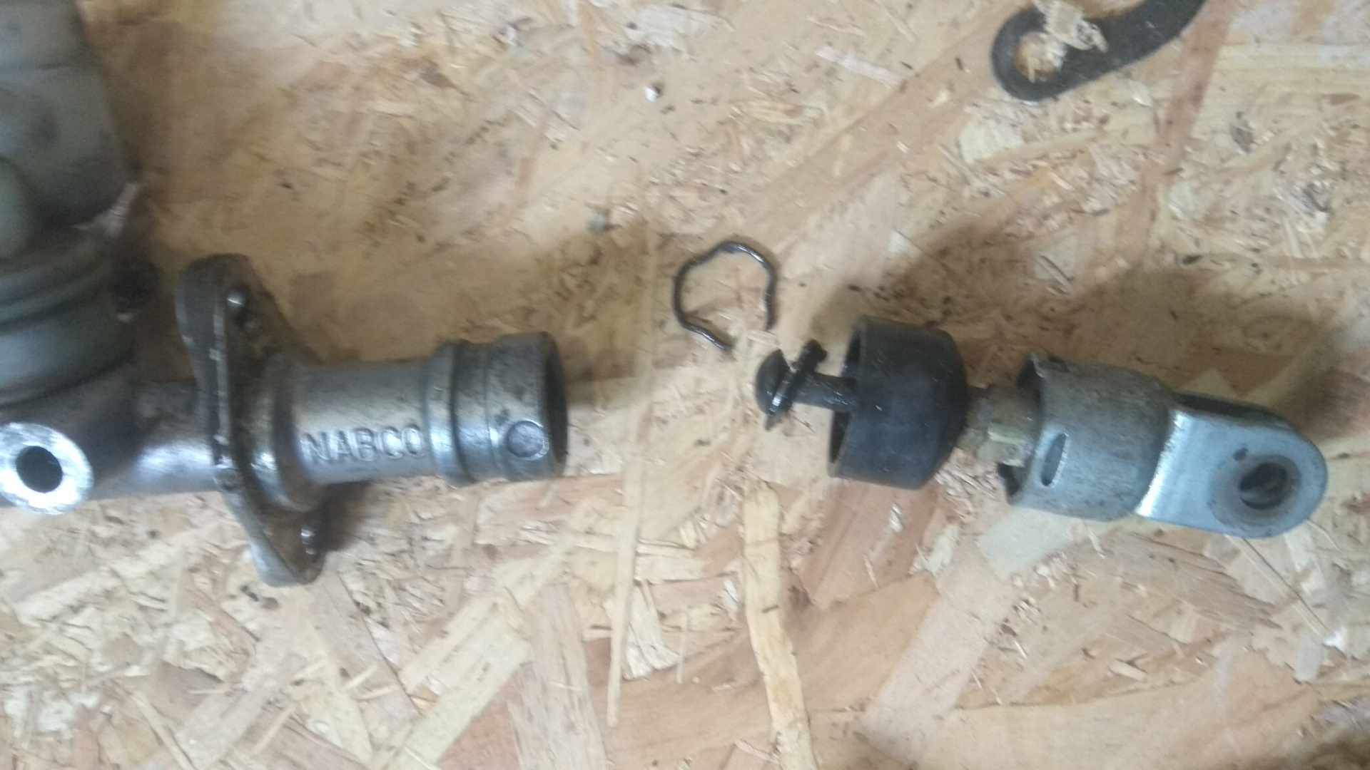 Гцс паджеро 2. Замена главного цилиндра гели ck. Главный цилиндр сцепления паджеро 2. Главный цилиндр сцепления мицубиси паджеро 2. Цилиндр сцепления паджеро 2.