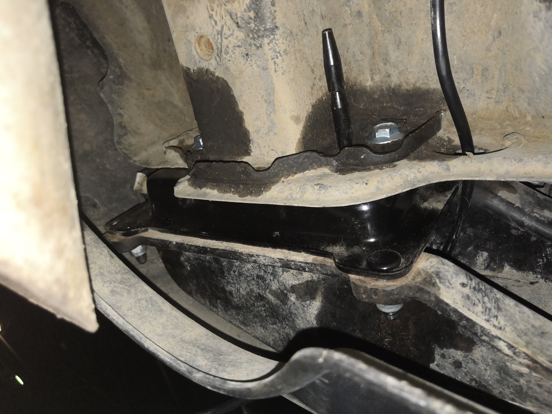 Поменял кронштейны заднего бампера — KIA Sportage (3G), 2 л, 2010 года ...