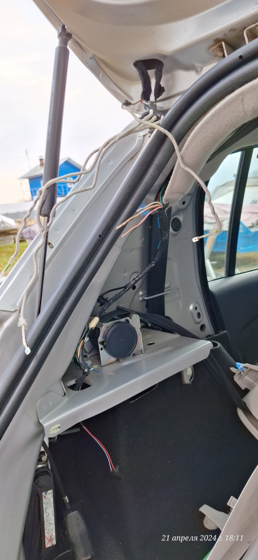 Провода в крышке багажника перегнулись опять. Все. — Renault Sandero 2G ...
