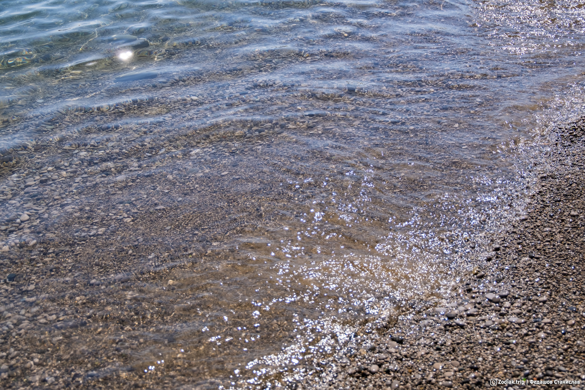 Вода в крыму в августе. Необычные пляжи крыма. мина в воде на пляже в крыму. страшный пляж горизонтальное фото.