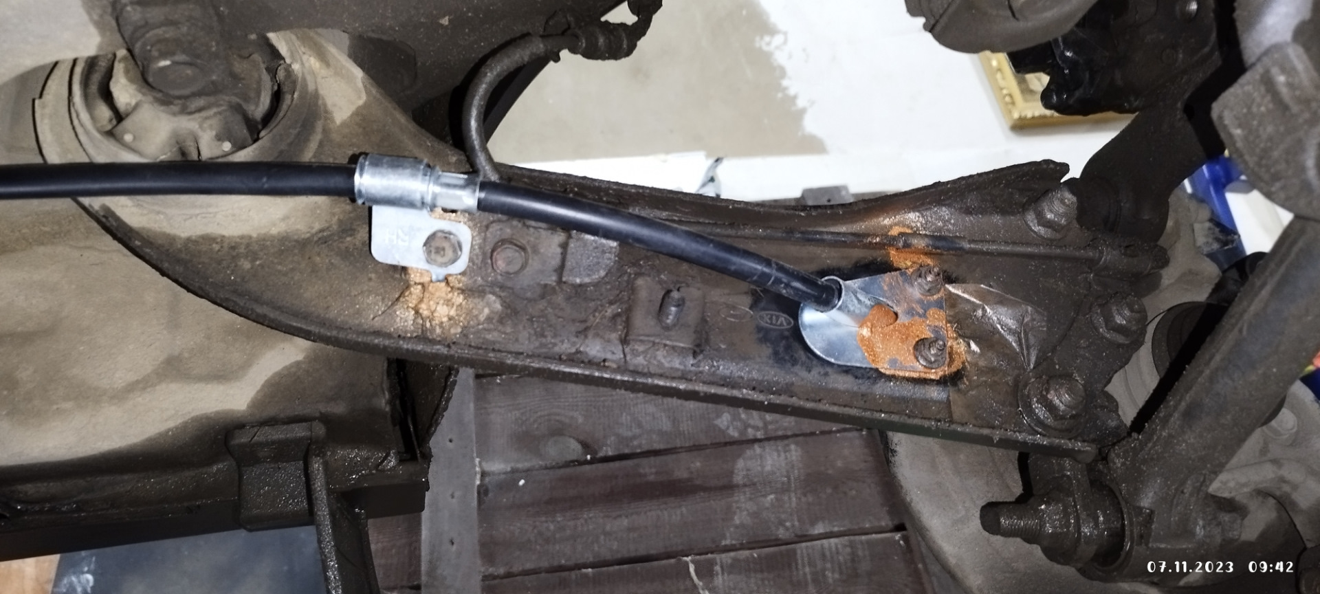 Замена правого тросика ручного тормоза — Hyundai Tucson (TL), 2 л, 2016 ...