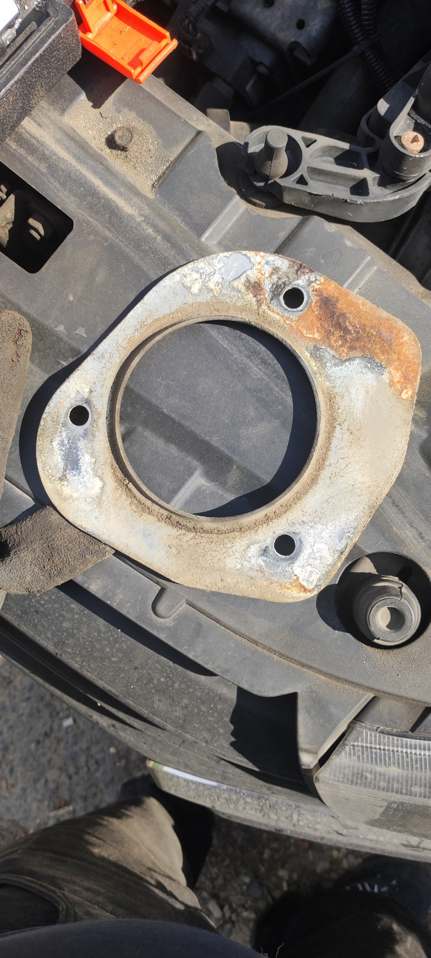 Усилители стакана начали гнить. — Lada Гранта Лифтбек (2G)