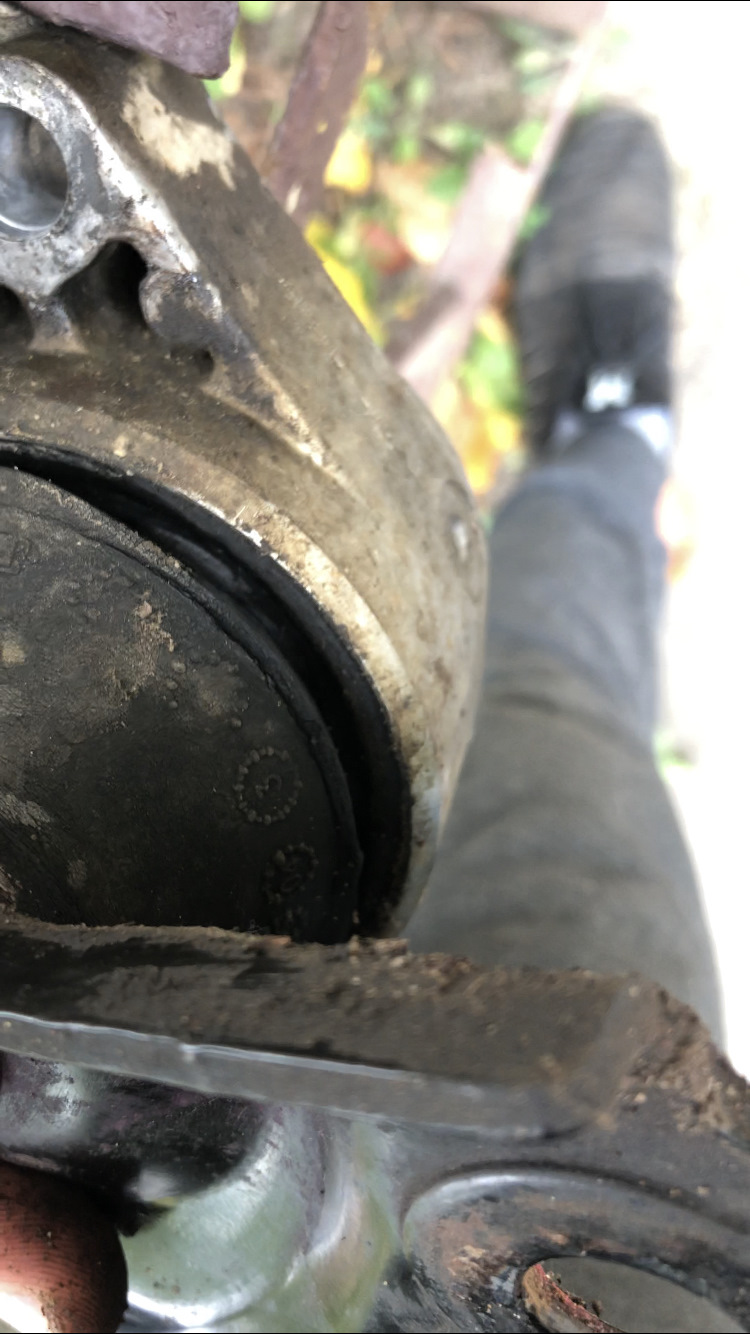 Замена правой опоры двигателя — Ford Fusion, 1,6 л, 2006 года ...