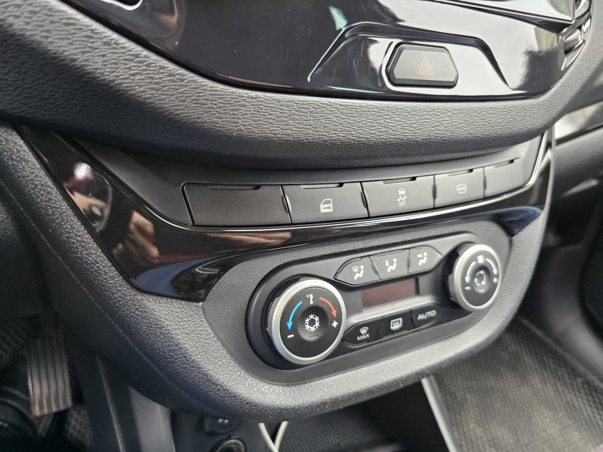 Замена накладки на центральную консоль в черный лак — Lada Vesta (1G ...