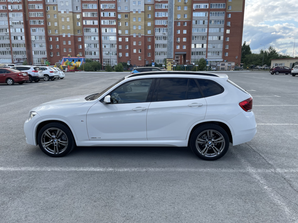 Наклейки М на диски 355 (оригинал) и тонер бока 50% — BMW X1 (E84), 2 л ...