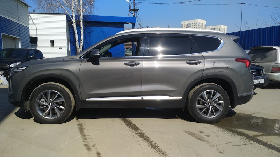 16. Tył: oczyść górną poduszkę amortyzatora; przygotuj element do prac przy szpilkach. — Hyundai Santa Fe TM