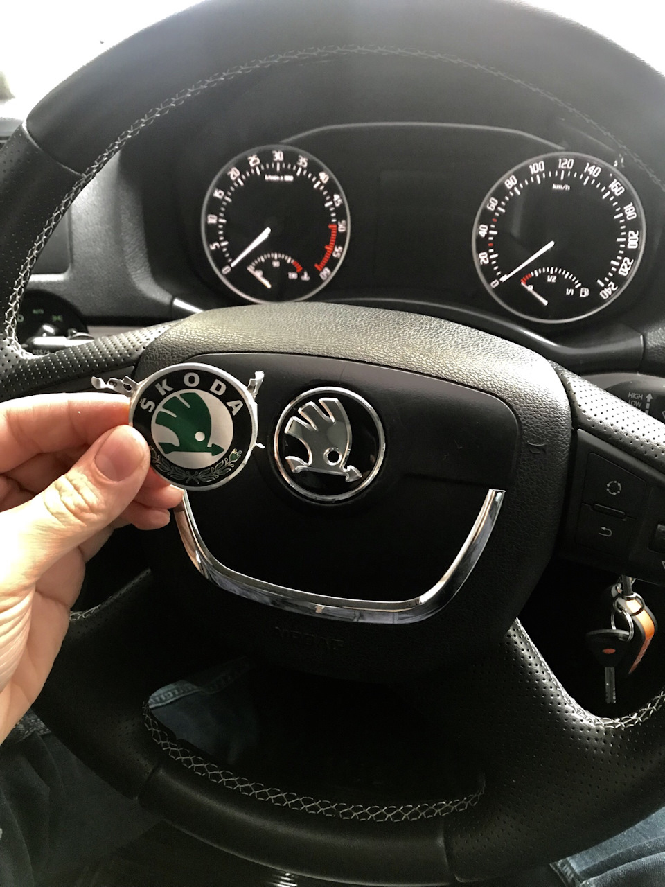 Как снять эмблему skoda с руля Замена эмблемы руля на новый(индеец) - Skoda Octavia Combi A5 Mk2, 1,6 л, 2012 г