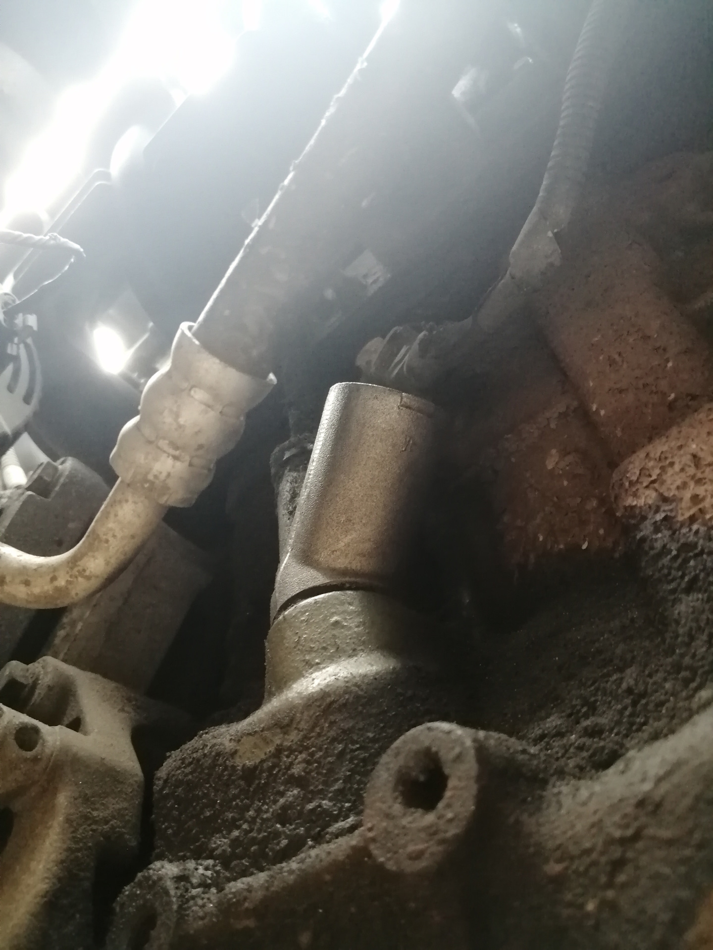 Замена патрубка сапуна — Lada Приора седан, 1,6 л, 2012 года | своими ...