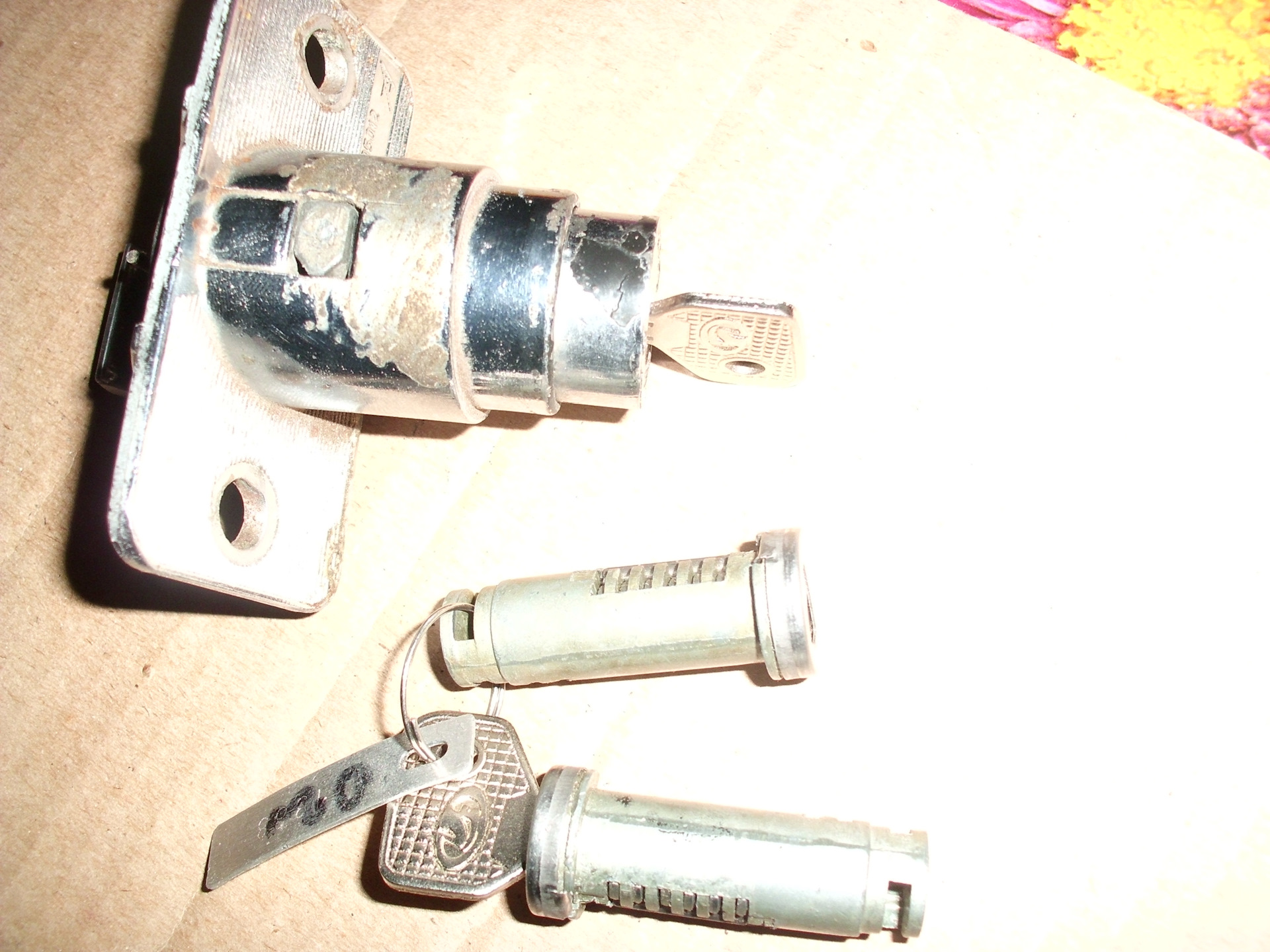 Замена личинки замка спб. Замок багажника 2104. Личинка замка багажника Spectra. Замена личинки замка багажника ВАЗ 1111