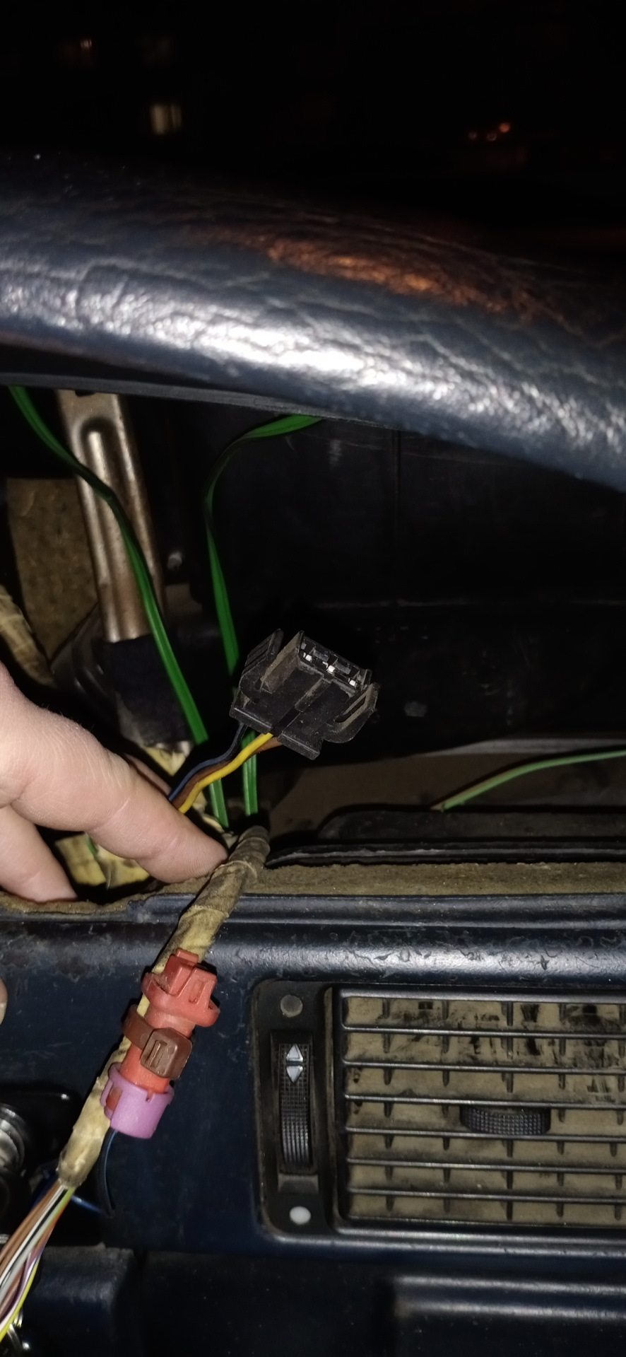 Разъемы приборки: один лишний, одного не хватает — Audi 100 Avant (C3 ...