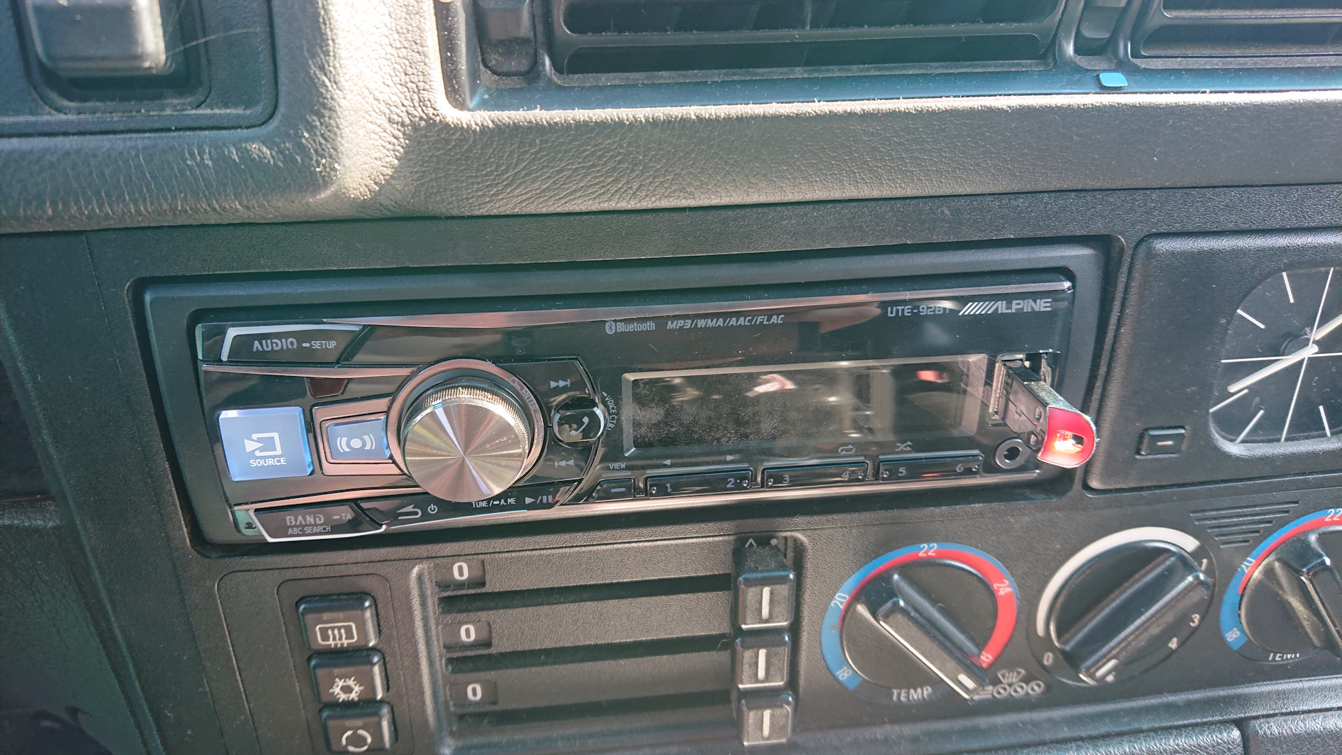 Музыка Alpine UTE-92BT — BMW 5 series (E34), 1,8 л, 1995 года ...