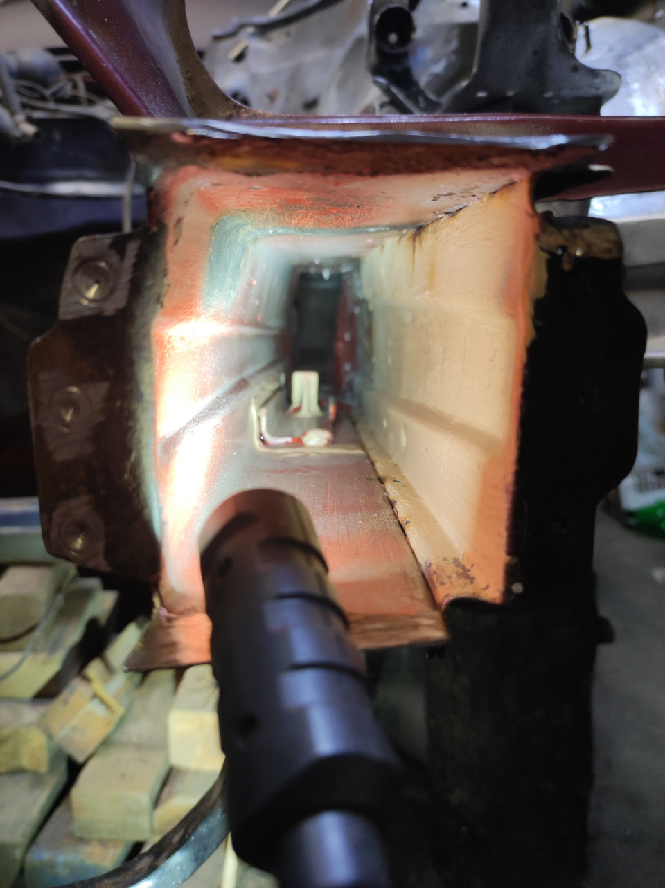 В левом лонжероне нашел небольшие погорелости от сварки. — Mercedes-Benz E-Class (W124)