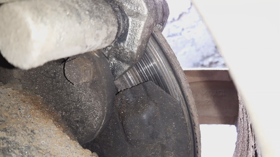 Разорвало задние тормоза. К чему приводит скрип колодок. Последствия ...