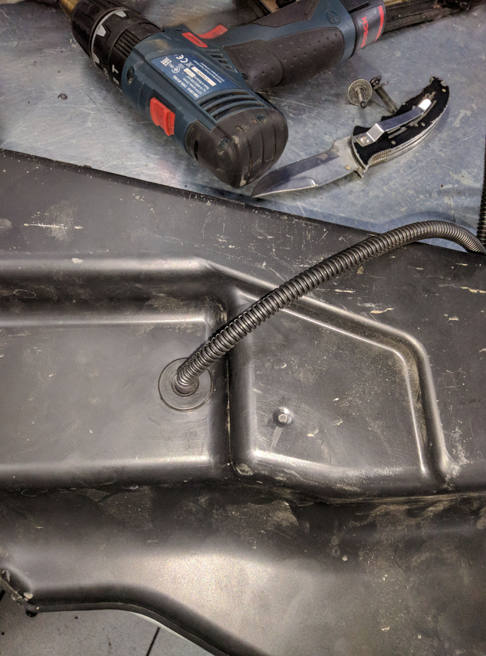 вывод в углублении — провод нигде ничем не зажат — Lada Vesta SW Cross (1G)