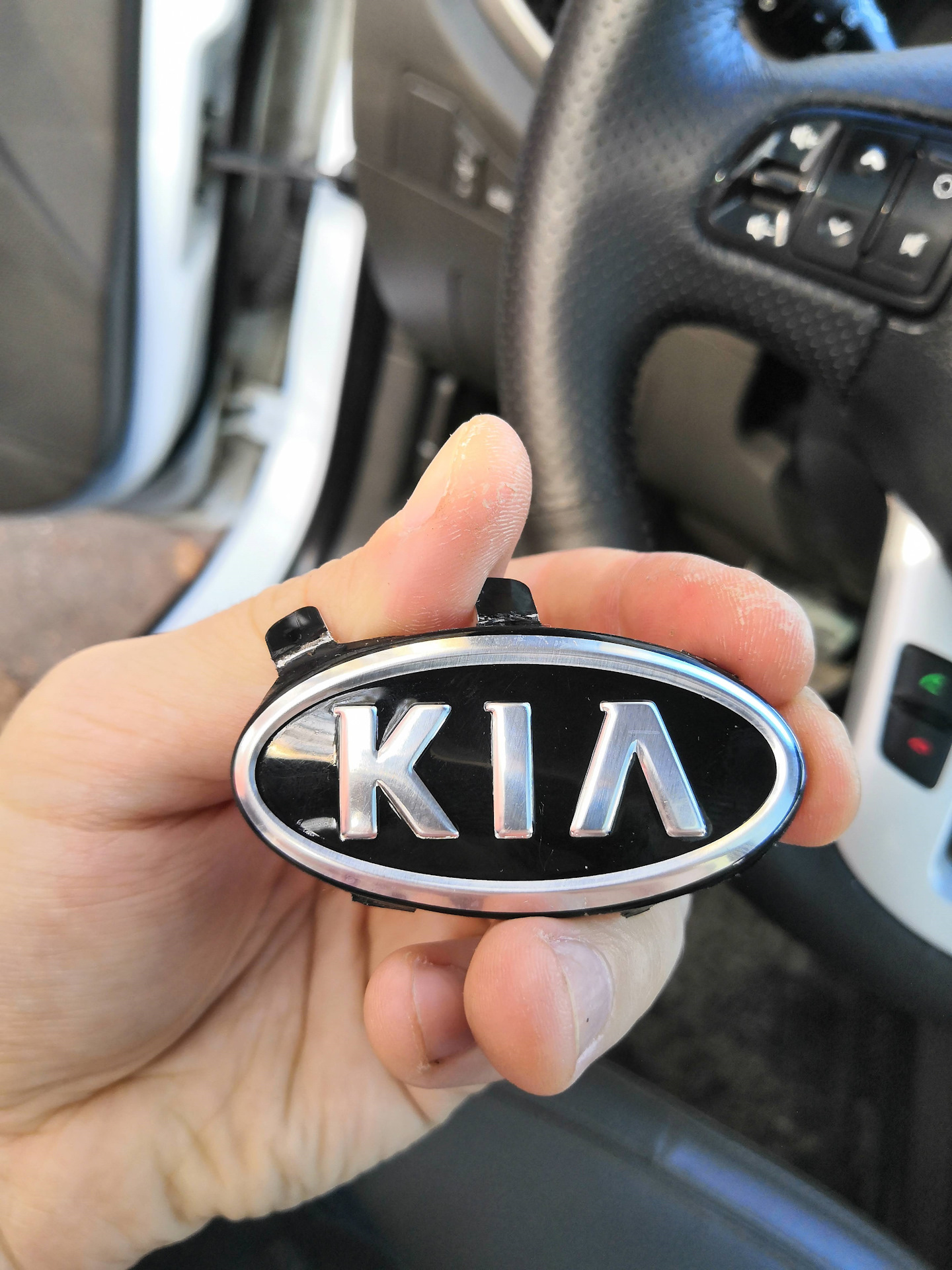 Как снять эмблему с руля kia picanto