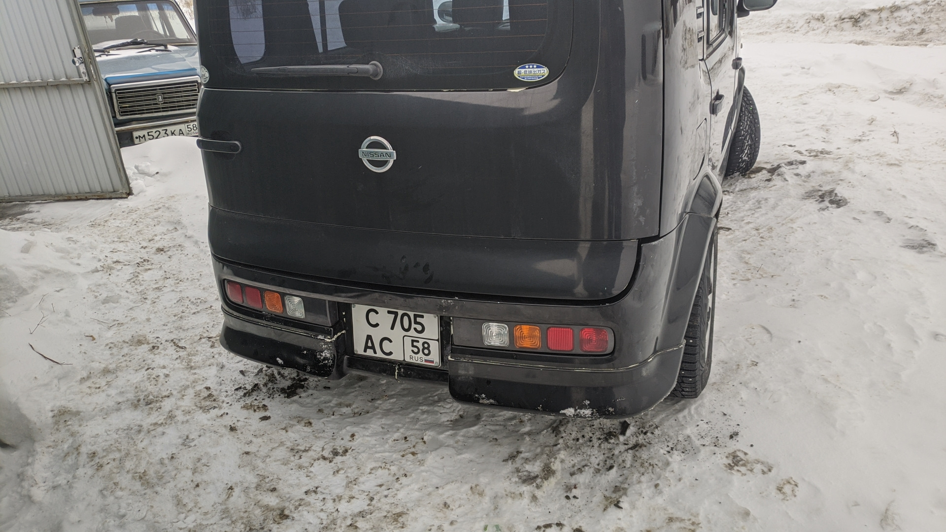 Квадратный номер на Nissan Cube