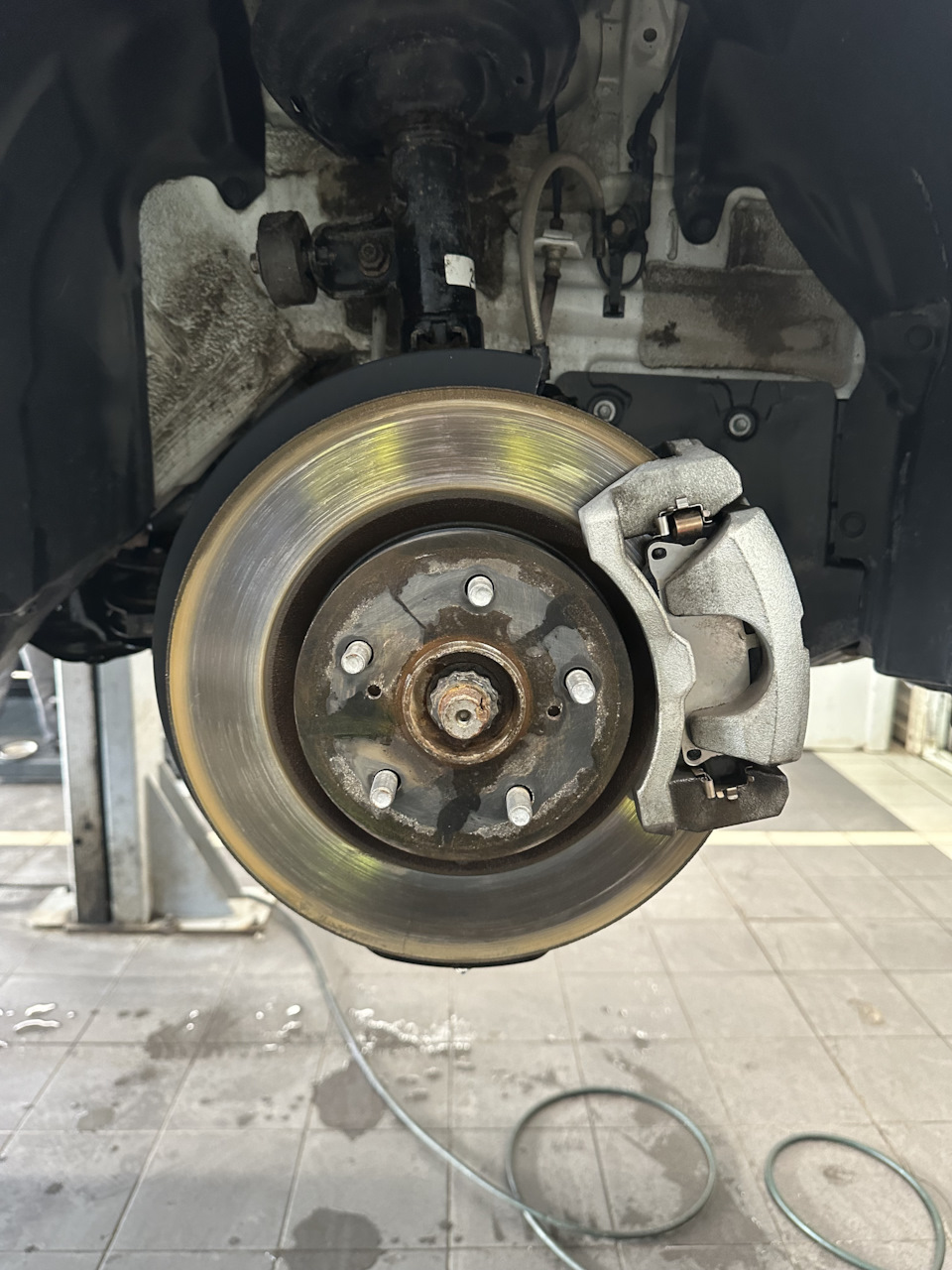 Замена штатных тормозов. — Toyota Camry (XV70), 3,5 л, 2019 года ...