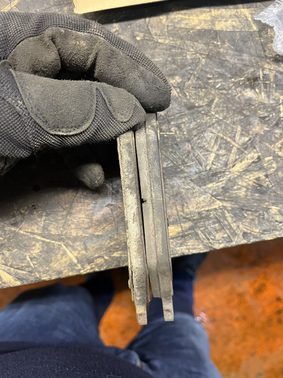 Правые колодки, слева внутренняя и справа внешняя — Chery Tiggo 8 Pro