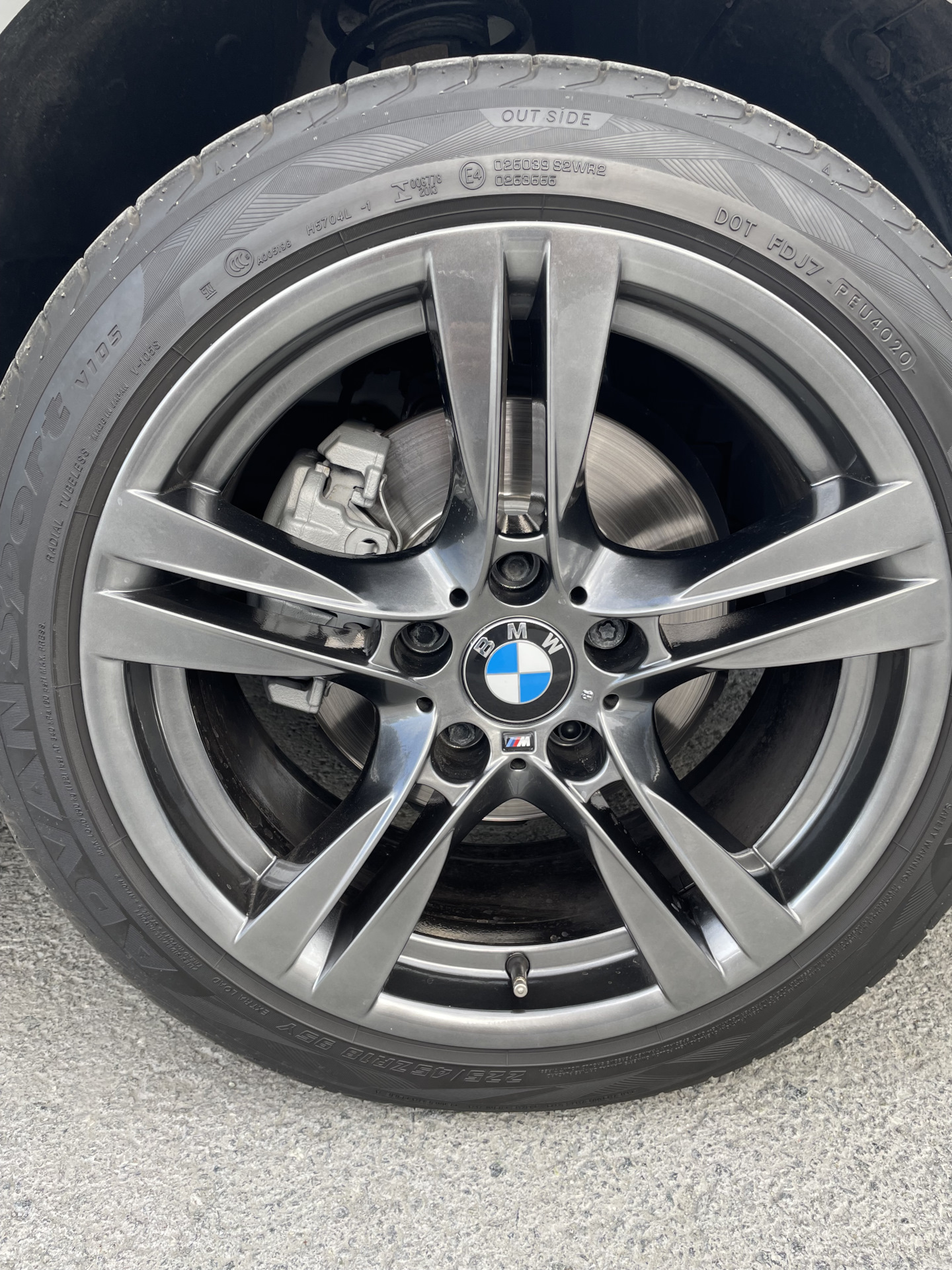 Наклейки М на диски 355 (оригинал) и тонер бока 50% — BMW X1 (E84), 2 л ...