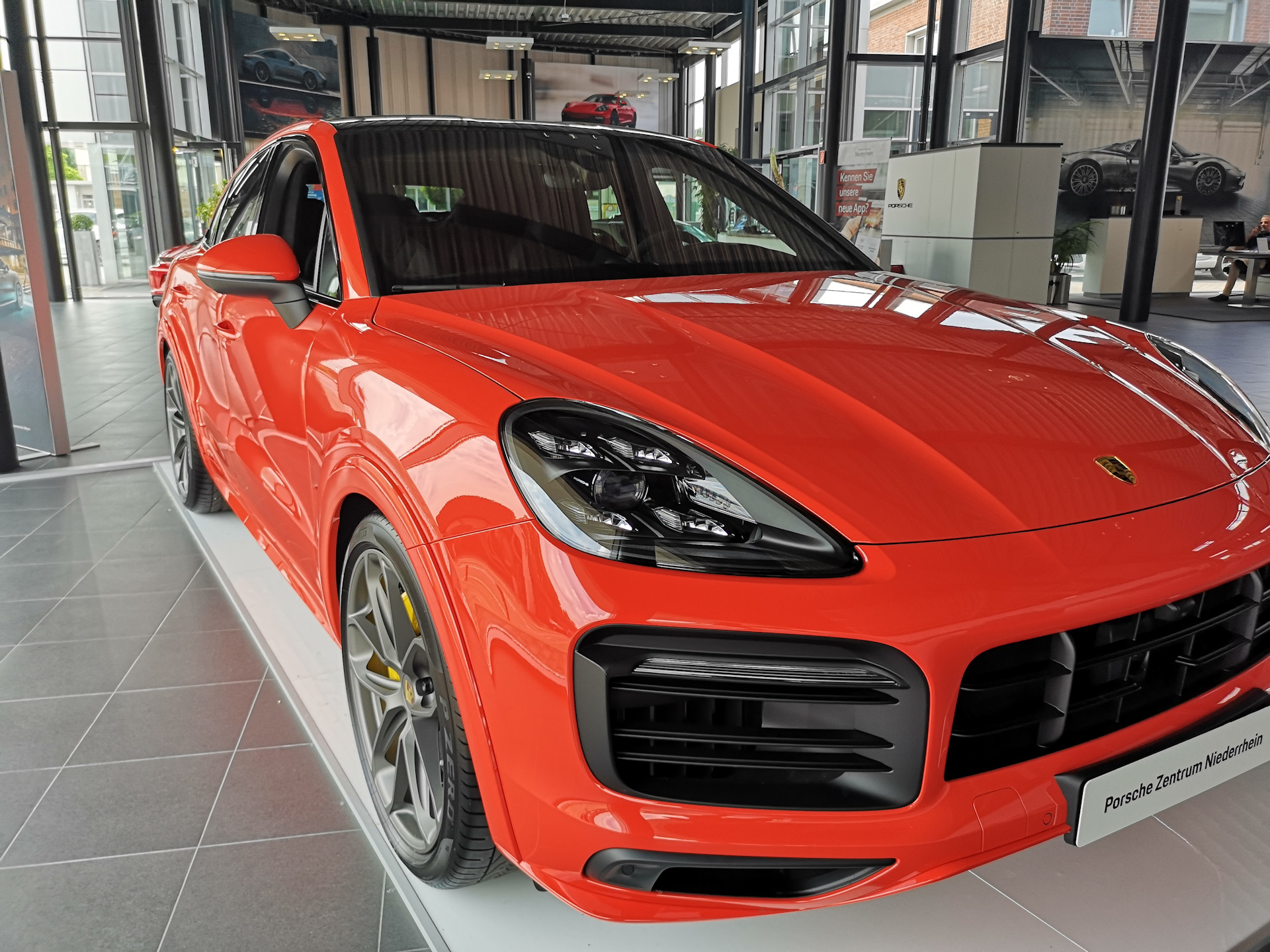 Купить порше купе. Porsche Cayenne Coupe красный. Porsche Cayenne 2022 Coupe красный. Порше Кайен оранжевый. Porsche Cayenne 2021 красный цвет.
