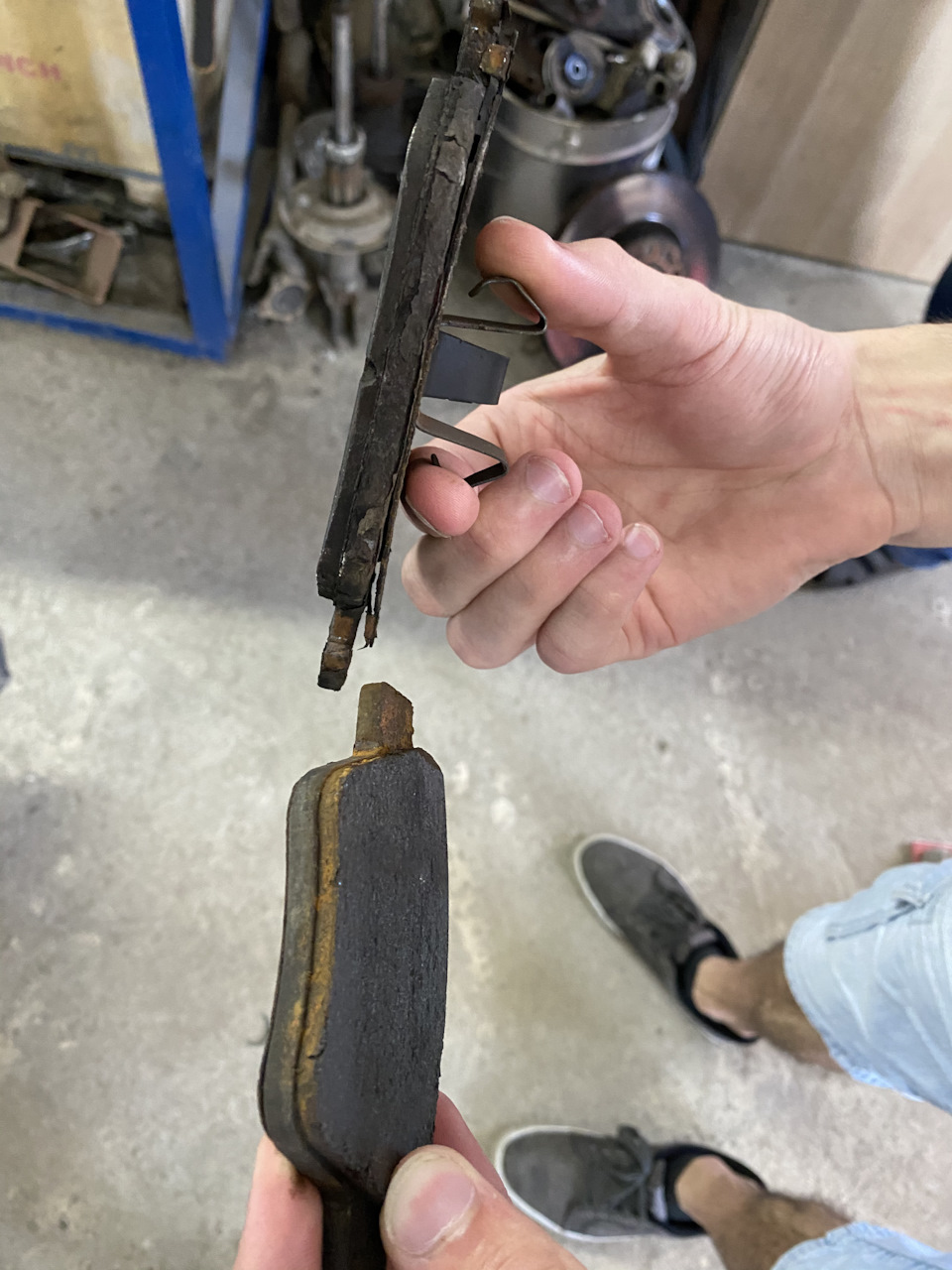 Колодки стёрлись настолько, что ещё бы немного и было бы очень печально — Volkswagen Golf GTI Mk6