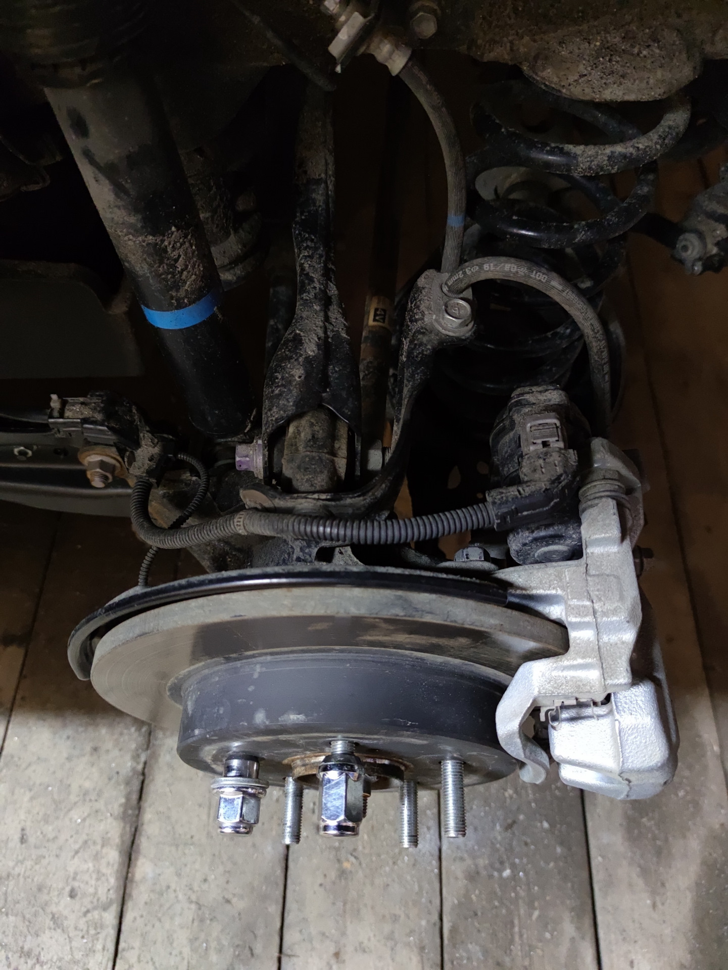 Замена колеса рав 4. Rav4 xa50 тормозные колодки. Rav4 xa50 2020 Drive ржавчина амортизаторы. Тойота рав 4 xa50 шайба стояночный тормоз. Крепление колес рав 4 ха 50.