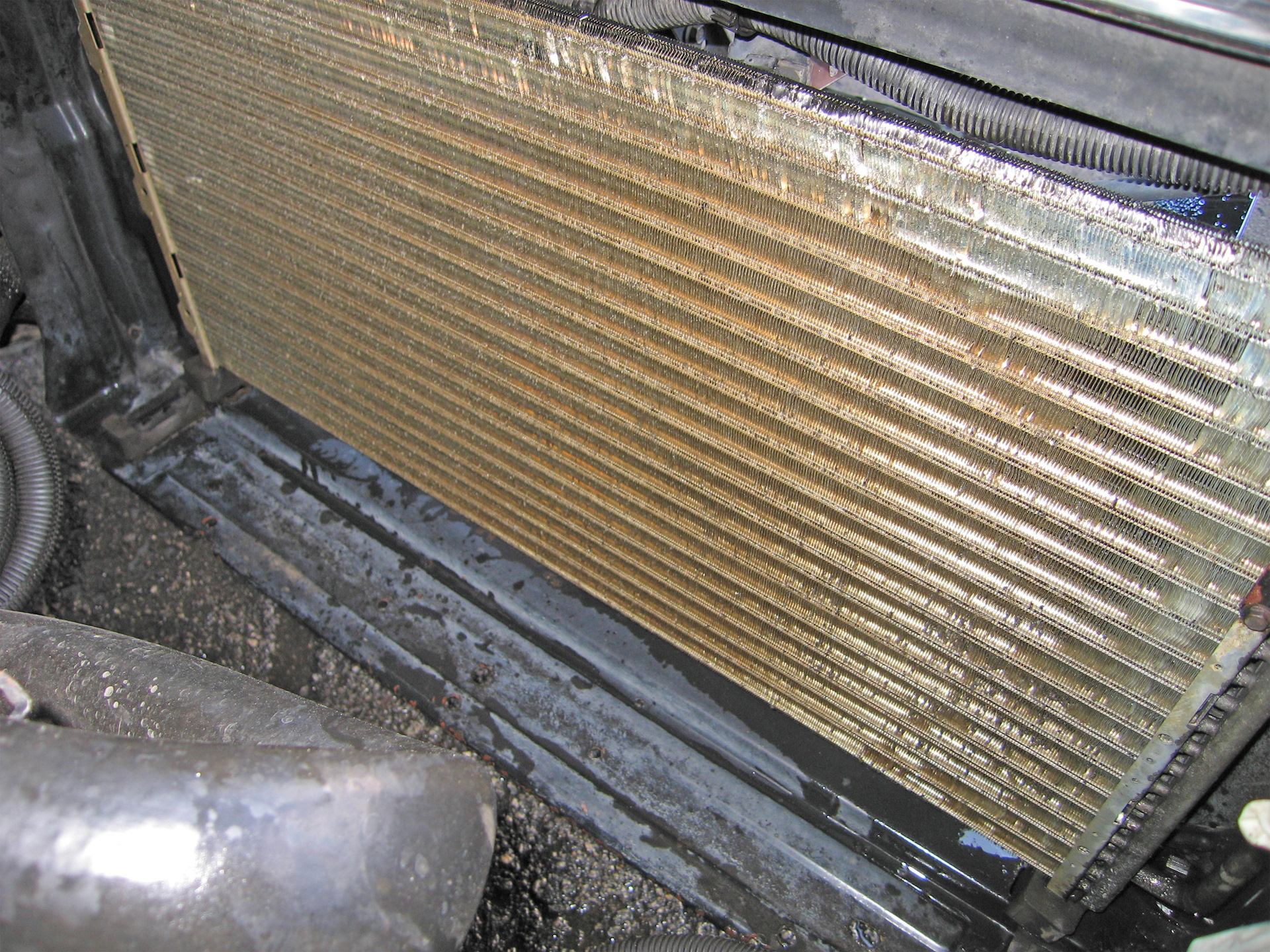 Радиатор трещина. 7409n8-1 радиатор. Лопнул радиатор. Лопнул радиатор охлаждения. Прорвало радиатор в машине.