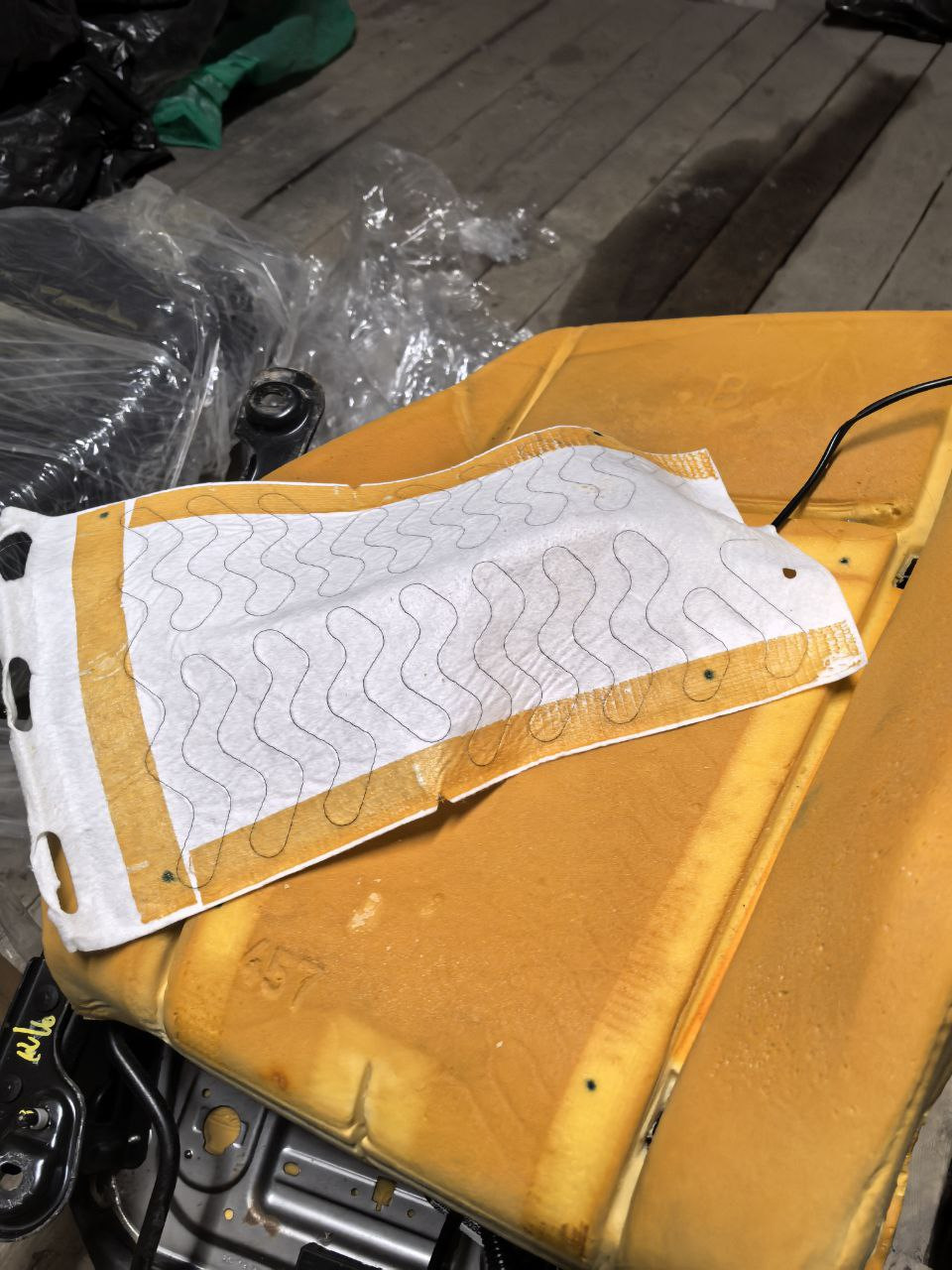 Аккуратно снимаю маты подогрева — Ford Fusion (America) (2G)